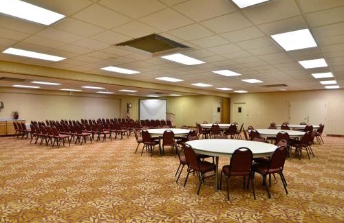 Branson West Hotel | Relax at Best Western Branson Inn with Pool & Ocean Views
