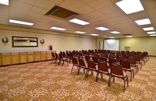 Branson West Hotel | Relax at Best Western Branson Inn with Pool & Ocean Views