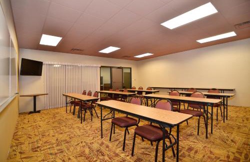 Branson West Hotel | Relax at Best Western Branson Inn with Pool & Ocean Views