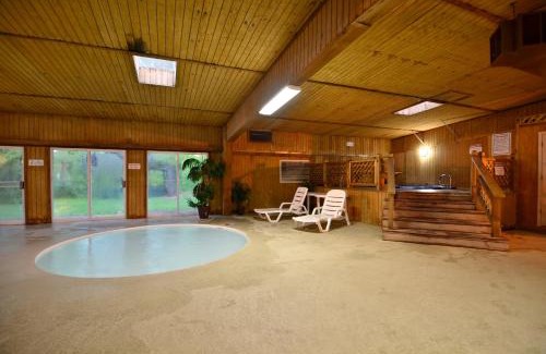 Branson West Hotel | Relax at Best Western Branson Inn with Pool & Ocean Views