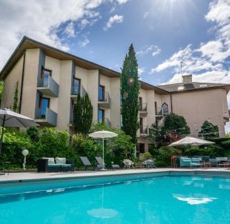 Jons Hotel | Discover Best Western Bridge Hotel Lyon East with Pool & Views