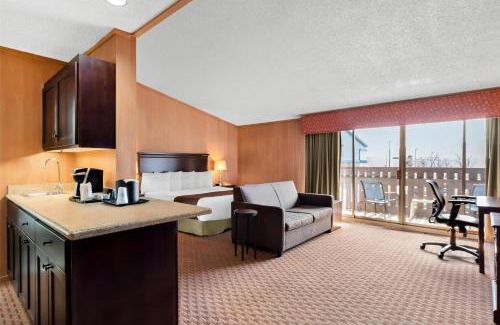Wenatchee Hotel | Welcoming Best Western Chieftain Inn with Oceanfront Pool
