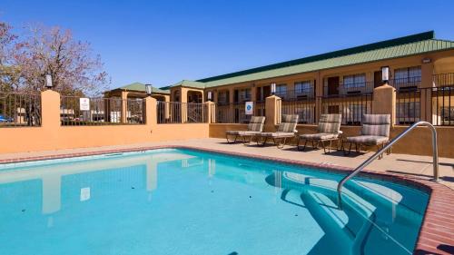 Eunice Hotel | Cozy Best Western Eunice with Pool and Family Amenities
