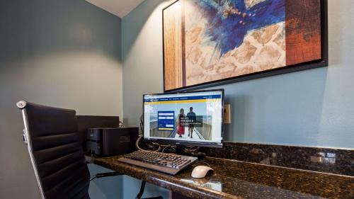 Eunice Hotel | Cozy Best Western Eunice with Pool and Family Amenities