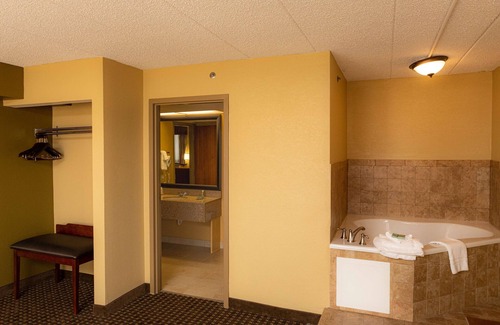 Kenosha Hotel | Top-Rated Best Western Executive Inn with Pool & Spa
