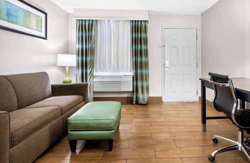 Columbus Hotel | Ideal Getaway at Best Western Executive Suites with Pool