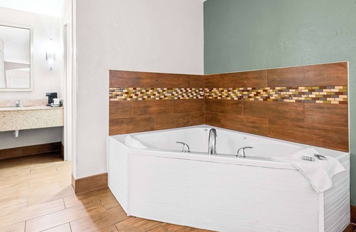 Columbus Hotel | Ideal Getaway at Best Western Executive Suites with Pool
