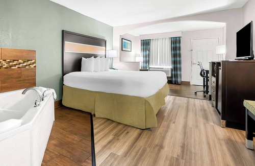 Columbus Hotel | Ideal Getaway at Best Western Executive Suites with Pool