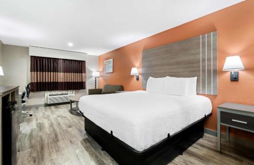 Yazoo City Hotel | Gateway Inn: Family-Friendly Stay with Pool & Kitchen