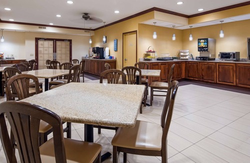 Geneseo Hotel | Inviting Best Western Geneseo Inn with Pool & Breakfast