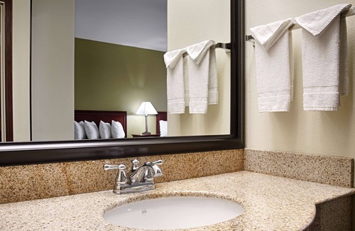 Geneseo Hotel | Inviting Best Western Geneseo Inn with Pool & Breakfast