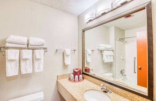 Green Valley Hotel | Guest Favorite: Best Western Green Valley Inn with Pool