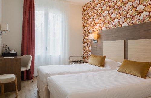 Chinon Hotel | Discover Best Western Hôtel De France with Oceanfront Views