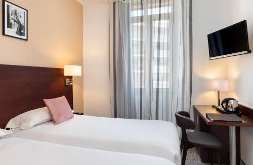 Cannes Old Town Hotel | Discover Oceanfront Comfort at Hôtel des Orangers, Cannes