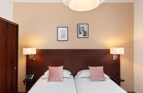 Cannes Old Town Hotel | Discover Oceanfront Comfort at Hôtel des Orangers, Cannes
