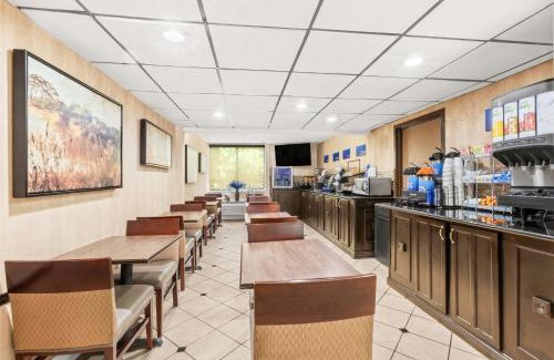 Hazlet Hotel | Comfortable Stay at Best Western Hazlet Inn with Family Amenities