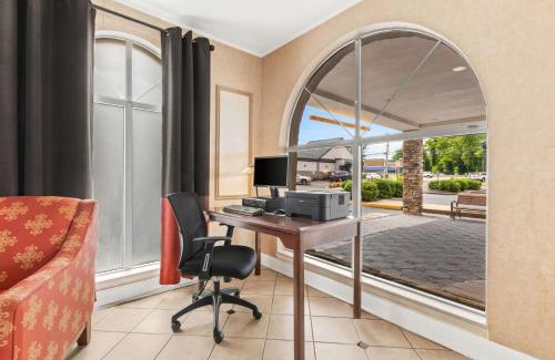 Hazlet Hotel | Comfortable Stay at Best Western Hazlet Inn with Family Amenities