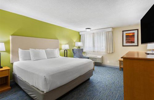 Tonopah Hotel | Relax at Best Western Hi-Desert Inn with Oceanfront Views