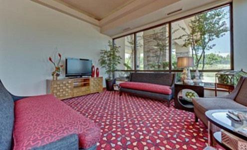 Hickory Hotel | Top-Rated Best Western Hickory with Pool and Ocean Views