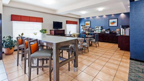 Hiram Hotel | Cozy Stay at Best Western Hiram Inn with Pool Access