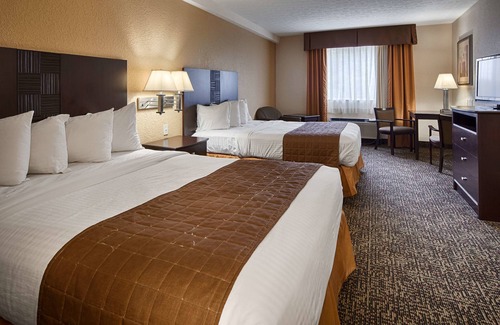 Elyria Hotel | Inviting Best Western Inn with Pool and Spa Amenities