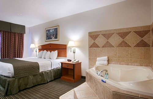 Junction City Hotel | Relax at Best Western J. C. Inn with Pool & Spa Amenities
