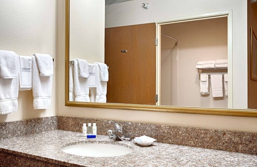 Junction City Hotel | Relax at Best Western J. C. Inn with Pool & Spa Amenities