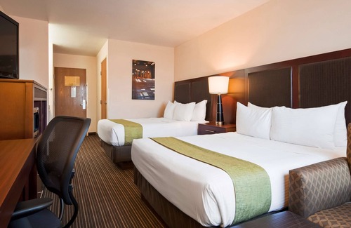 Junction City Hotel | Relax at Best Western J. C. Inn with Pool & Spa Amenities