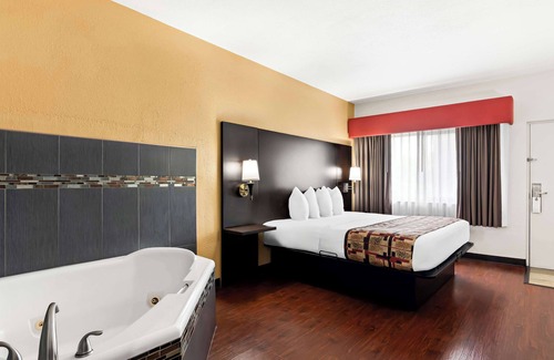 Okeechobee Hotel | Inviting Best Western Lake Okeechobee: Pool, Restaurant & More