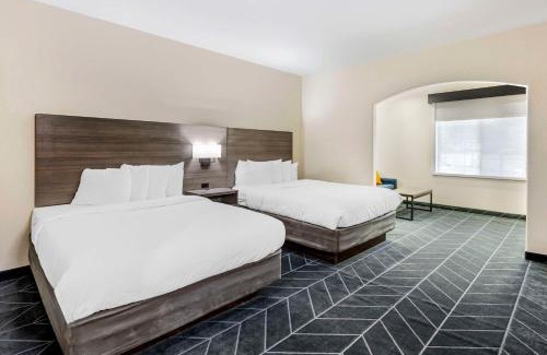 Lubbock Hotel | Relax at Best Western Lubbock West Inn & Suites, Poolside Bliss