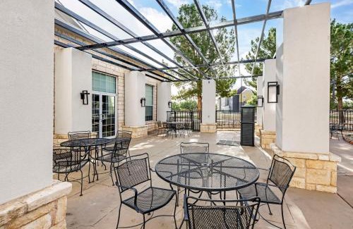 Lubbock Hotel | Relax at Best Western Lubbock West Inn & Suites, Poolside Bliss