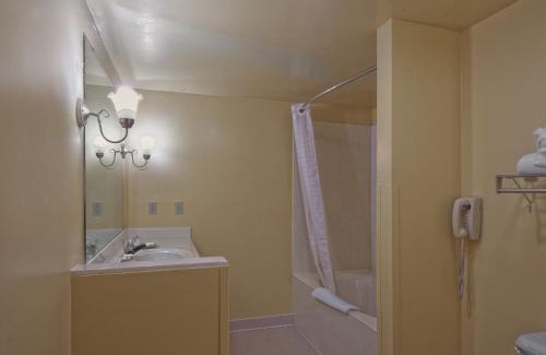 Saint Marys  Allen County Hotel | Pet-Friendly Best Western Luxbury Inn with Pool Access