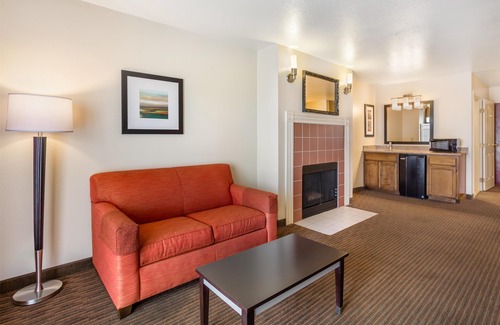 Tracy Hotel | Premium Best Western Inn with Pool and Spa Amenities