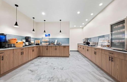 Niantic Hotel | Cozy Niantic Motel: Pet-Friendly Stay with Pool Access