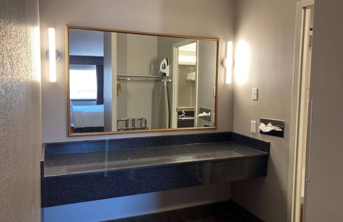 North Bay Hotel | Inviting Best Western North Bay Hotel & Conference Centre Stay