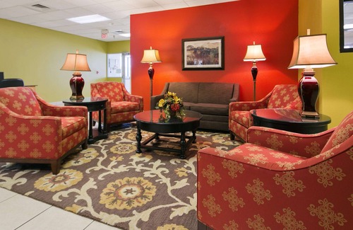 Huron Hotel | Cozy Stay at Best Western of Huron with Hot Tub & Spa