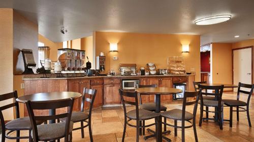 Modesto Hotel | Comfortable Stay at Best Western Palm Court Inn with Pool