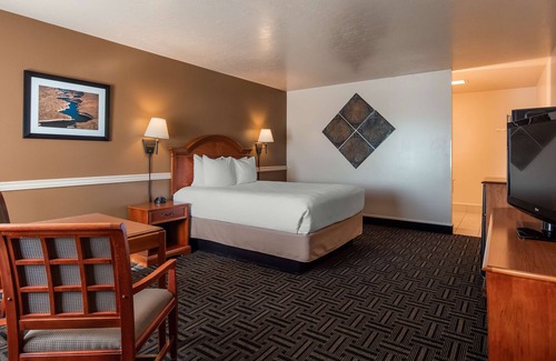 Beaver Hotel | Outstanding Best Western Paradise Inn with Pool & Spa