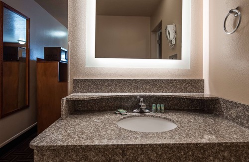 Beaver Hotel | Outstanding Best Western Paradise Inn with Pool & Spa