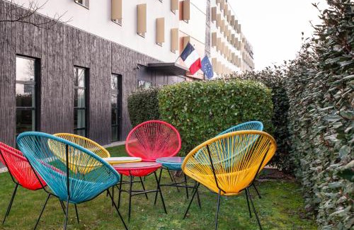 Velizy-Villacoublay Hotel | Pet-Friendly Best Western Plus Paris Velizy with Breakfast & Pool