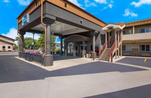 Pinnacles Entrance Badlands Hotel | Pet-Friendly Getaway at Best Western Plains Motel