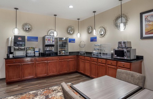 Sunshine Hotel | Welcoming Best Western Plaquemine Inn with Pool & Breakfast