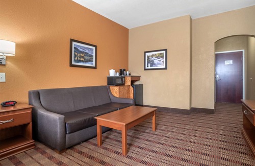 Sunshine Hotel | Welcoming Best Western Plaquemine Inn with Pool & Breakfast