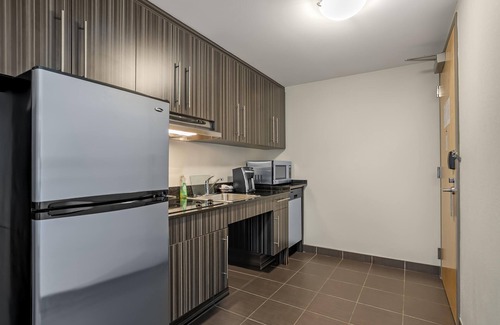 North Industrial Hotel | Relax at Best Western Plus Airport Inn & Suites with Spa