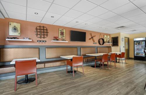 North Industrial Hotel | Convenient Best Western Plus Airport Inn & Suites Stay