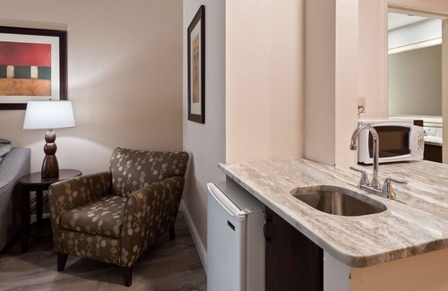 Venice Hotel | Top-Rated Best Western Plus Ambassador Suites in Venice
