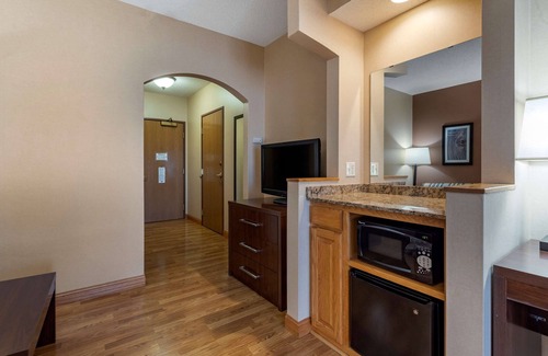Monticello Hotel | Top-Rated Best Western Plus Chelsea Hotel with Pool & Spa