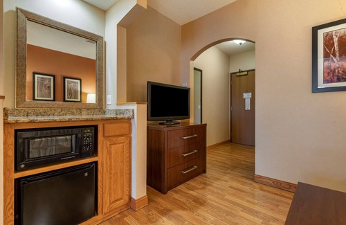 Monticello Hotel | Top-Rated Best Western Plus Chelsea Hotel with Pool & Spa