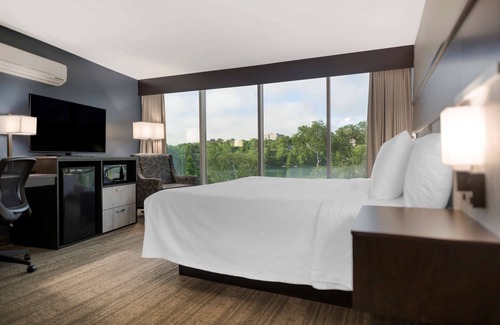 Halifax Hotel | Discover Best Western Plus Chocolate Lake Hotel & Amenities