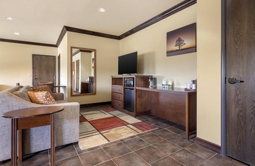 Stillwater Hotel | Discover Best Western Plus Cimarron Hotel & Suites Today!